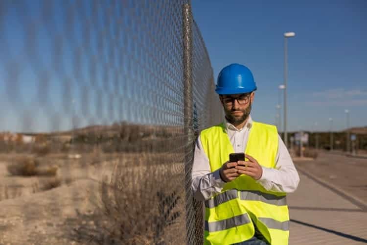 Technician using Offline Task Management Software