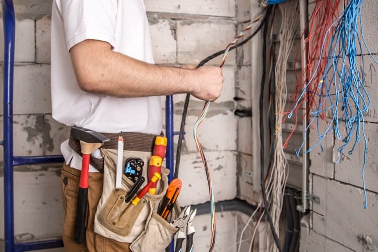 Advantages of using Business Software for Electricians